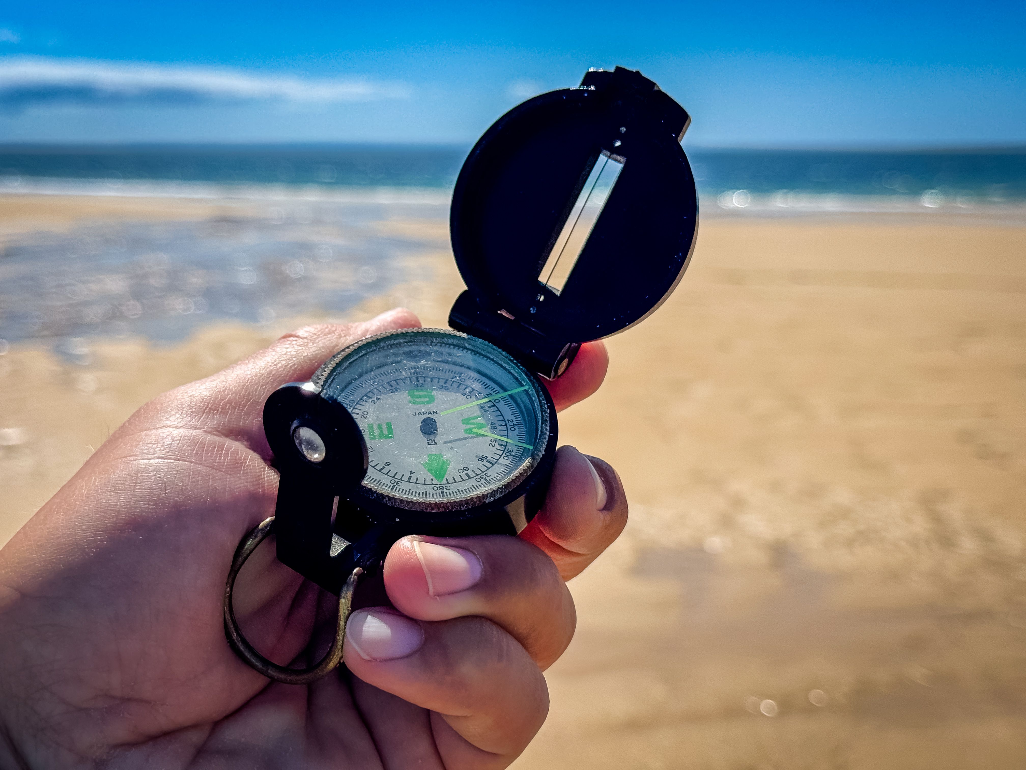 Symbolbild Haltung – Kompass am Strand